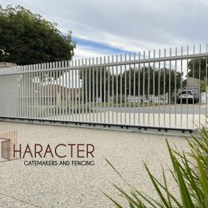 Vertical blade gate