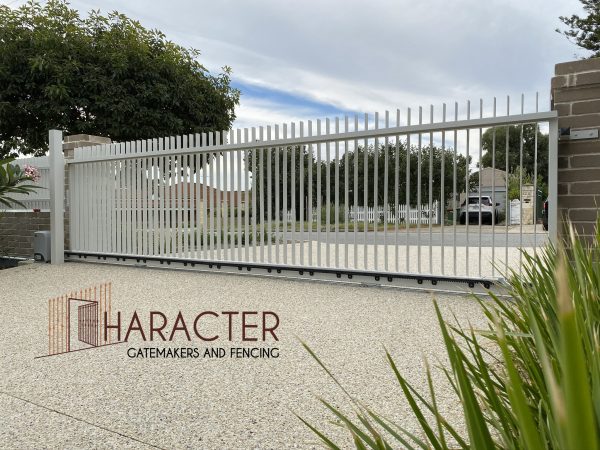 Vertical blade gate