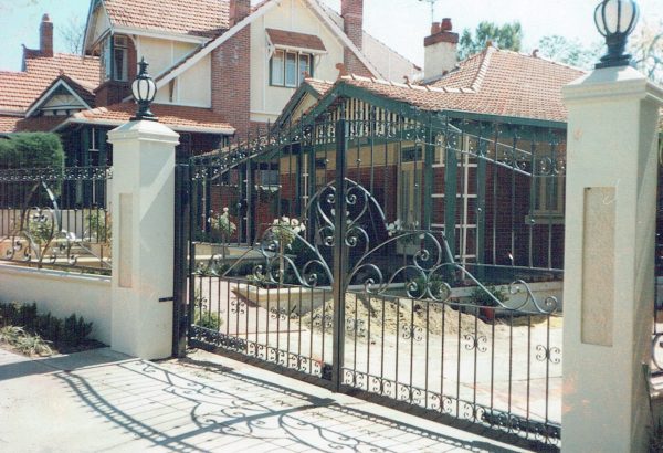 Wrought iron gates - Image 10