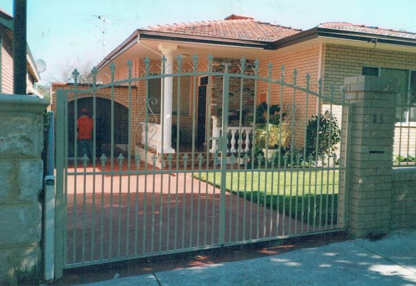 Tubular swing gate - Image 7